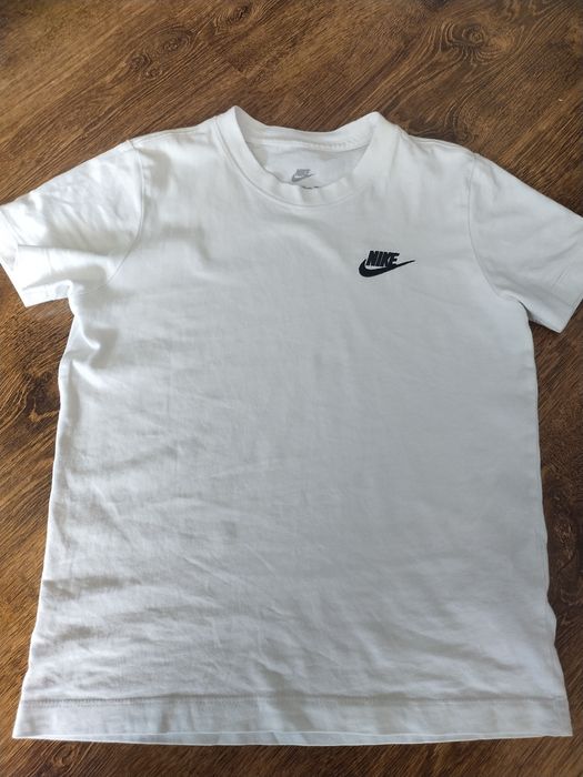 Biała bluzeczka tishirt Nike 128/137