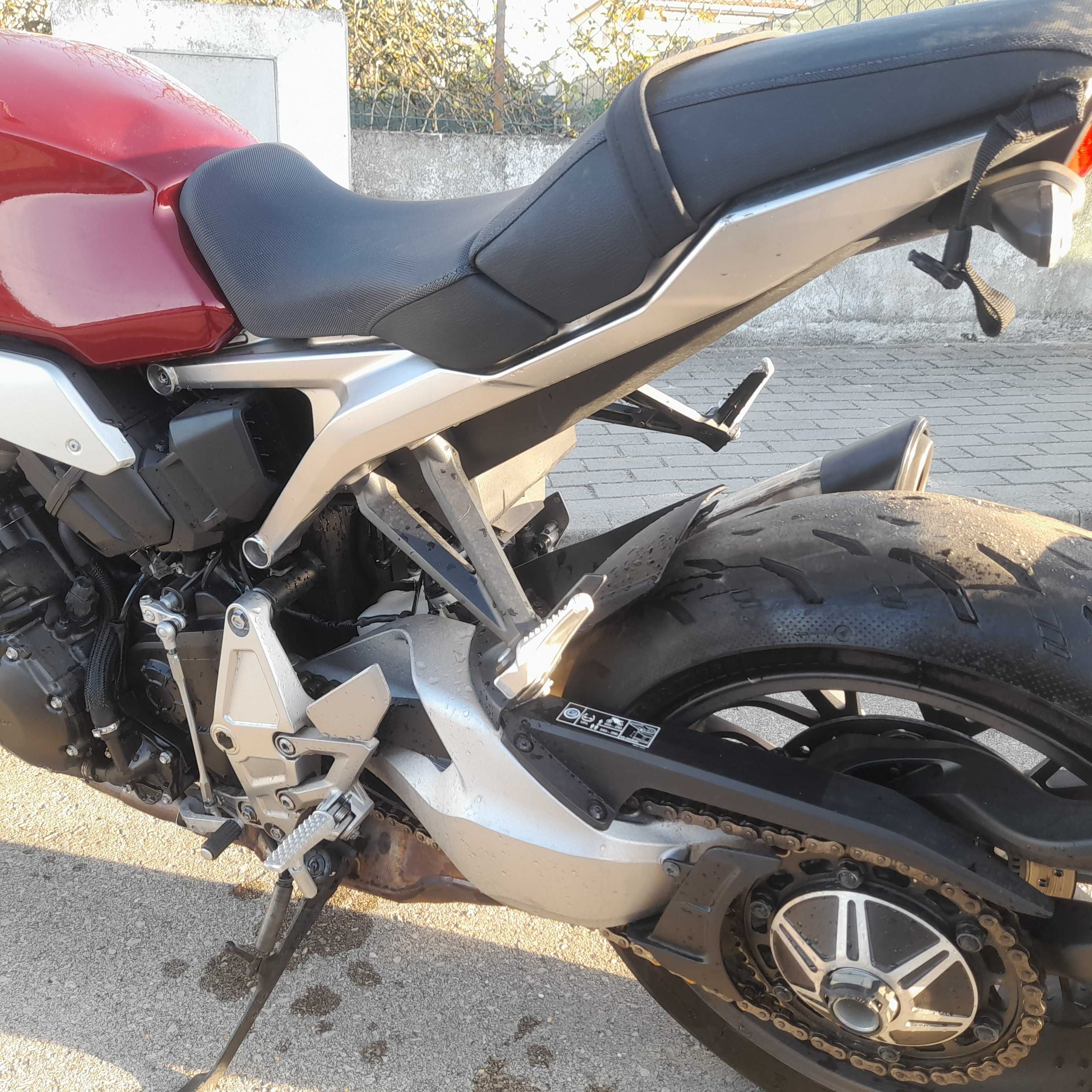 Honda CB 1000 R 2021, pequena queda