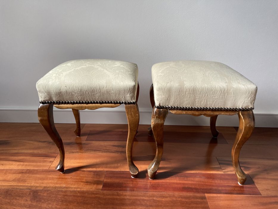 Dwa stare Stołki tapicerowane