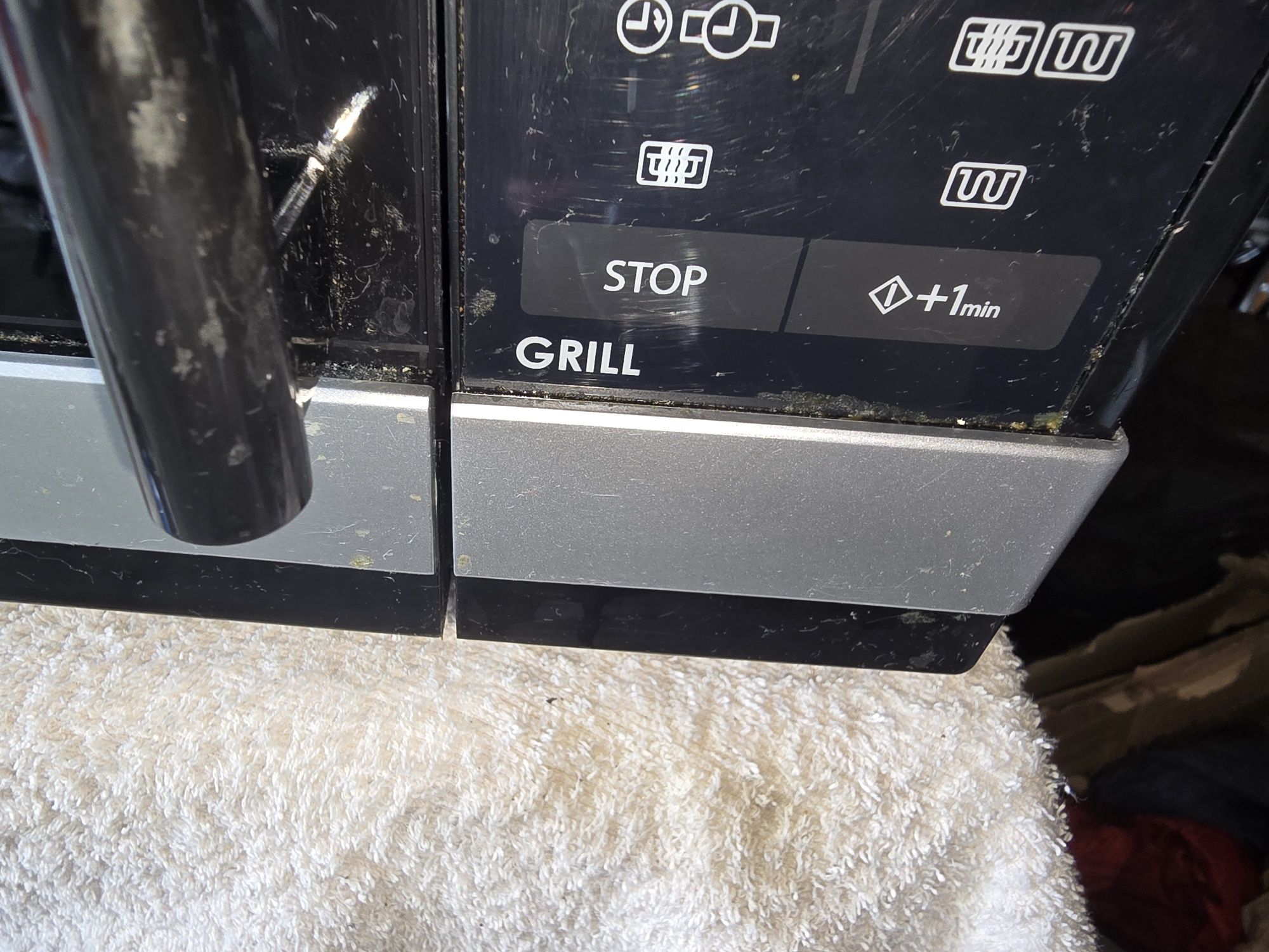 Sprzedam sprawną  kuchenkę mikrofalową Sharp z funkcją grill