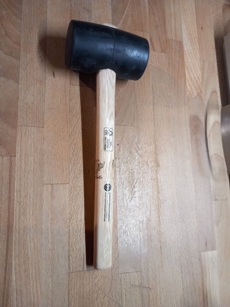 Młotek gumowy Magnusson 680 g czarny