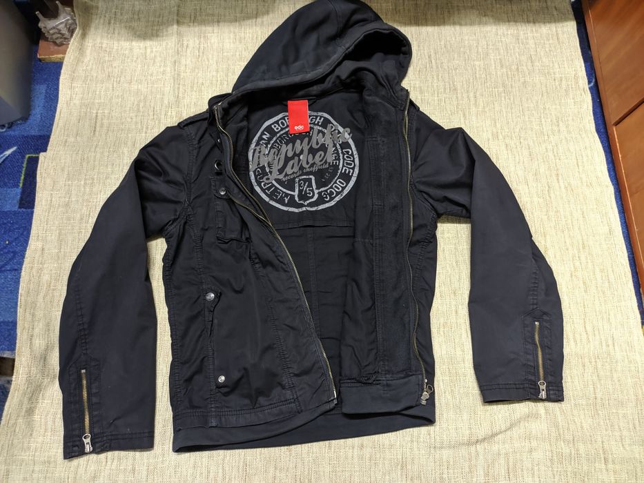 Лёгкую куртку размер в пределах 50