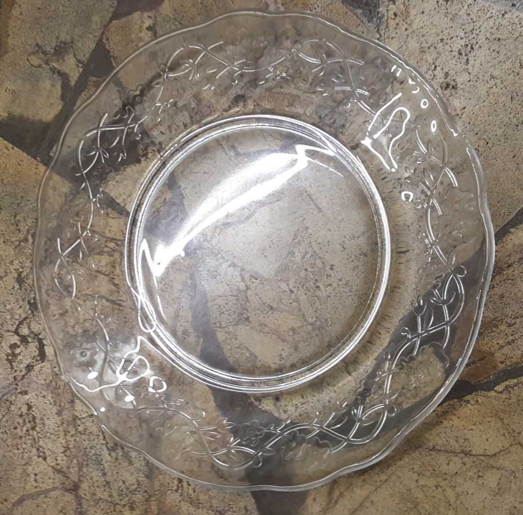 Szklany talerz z ornamentem