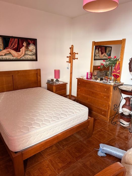 Cama, mesas cabeceira, cómoda e roupeiro