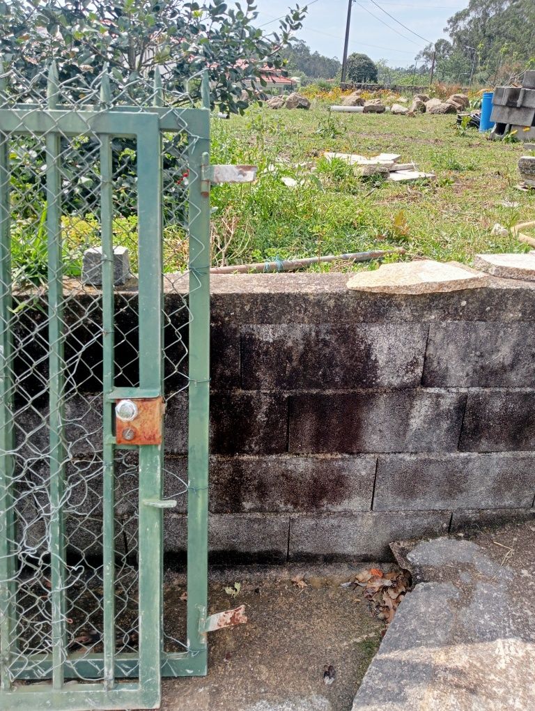 Portão de ferro em muito bom estado