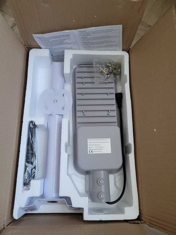 lampa uliczna solarna LED ,włącza się automatycznie po zmroku ,pilot