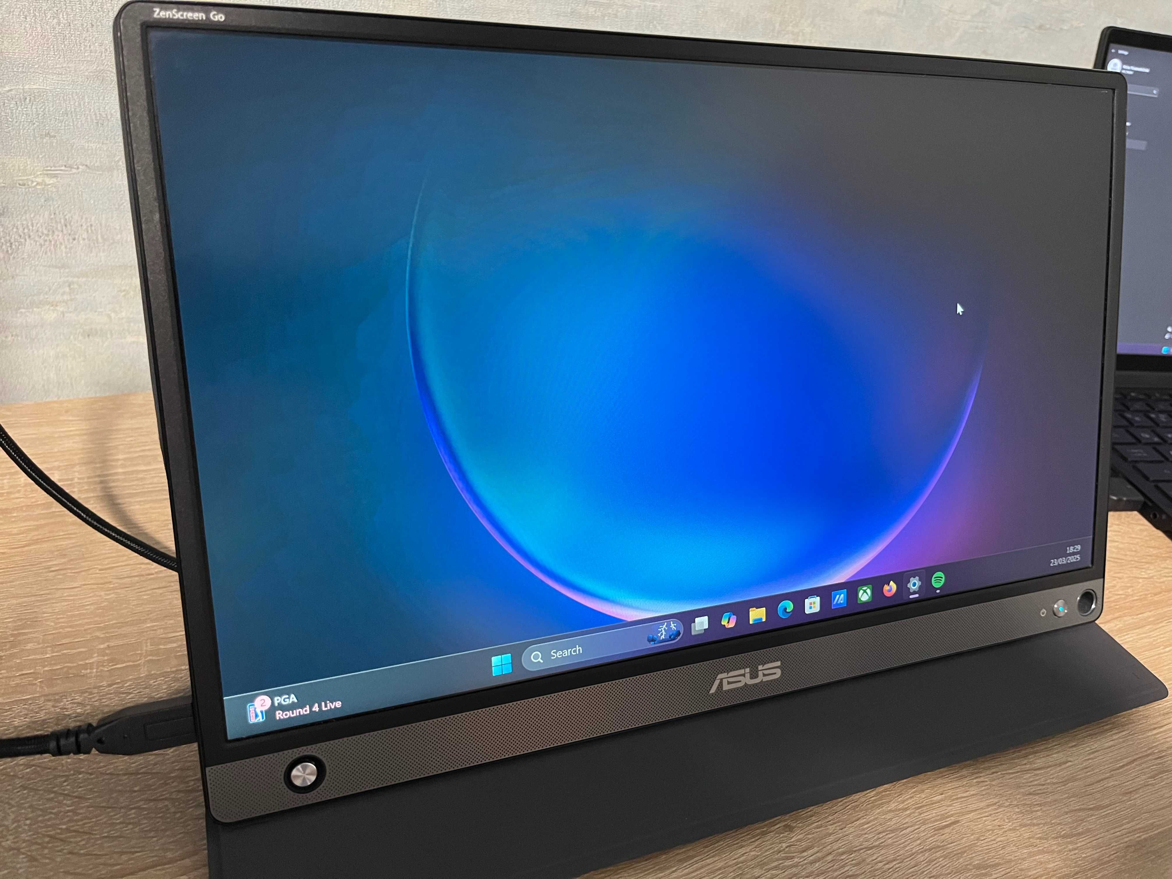 Портативний монітор Asus ZenScreen GO MB16AHP