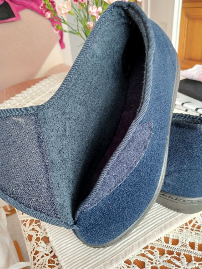 Nowe kapcie zdrowotne z podeszwą antypoślizgową