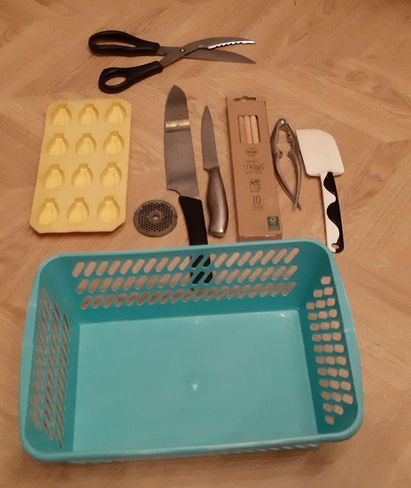 Różne przybory kuchenne i akcesoria domowe.