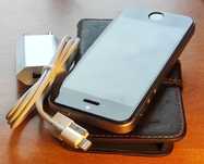 iPhone SE ładowarka i kabel stan widoczny na zdjęciach