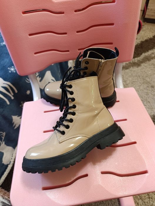 Ботінки лакові .