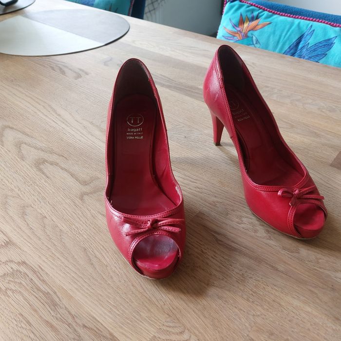 Czerwone buty na obcasie