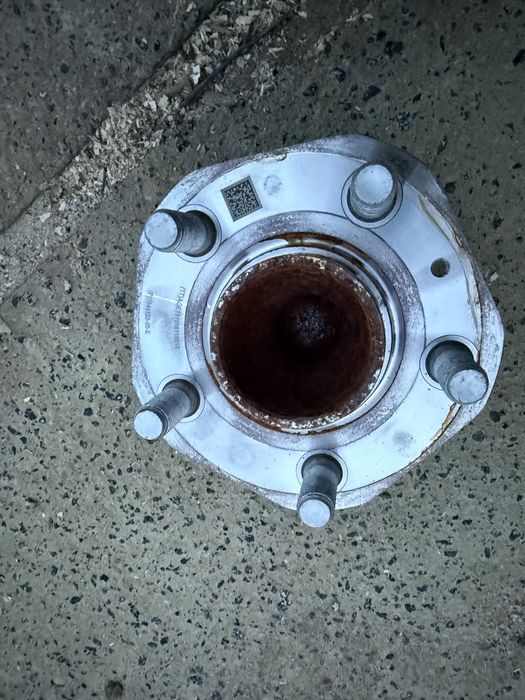 Передння ступиця ( підшибник) tesla model 3