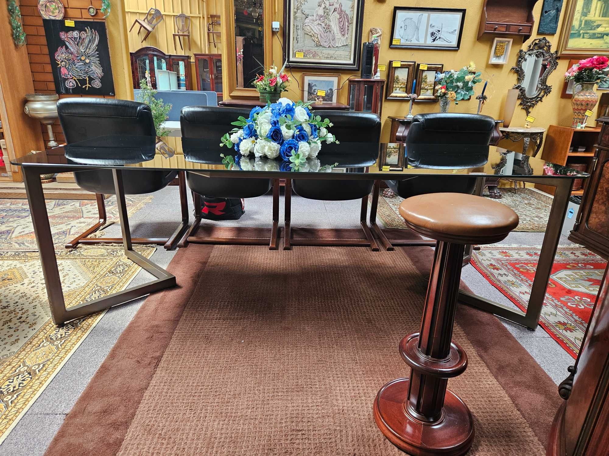 Grande mesa para sala ou escritório com estrutura em ferro e tampo em