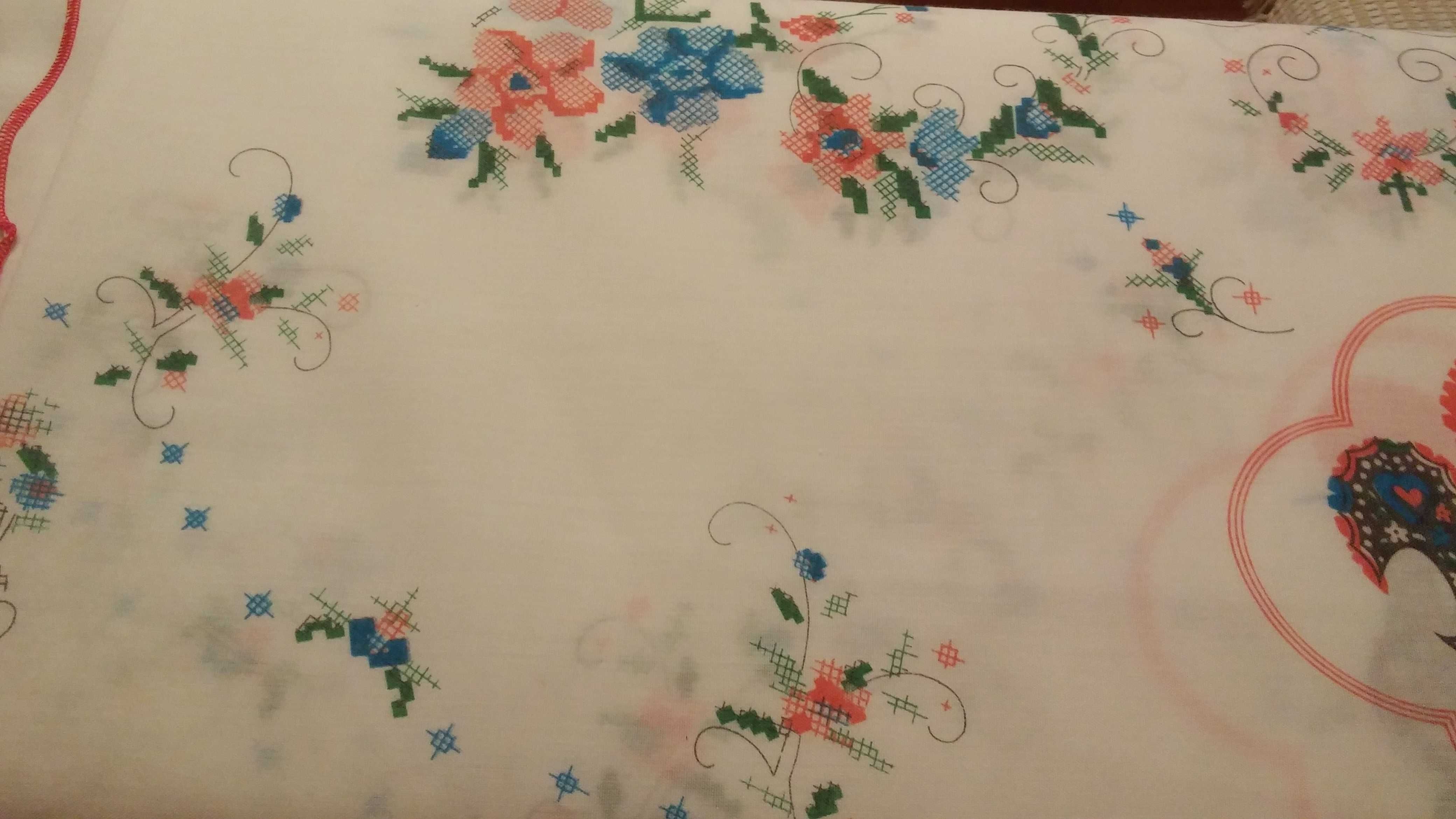 Płócienny obrus z nadrukiem w formie haftu krzyżykowego - 225 x 140cm