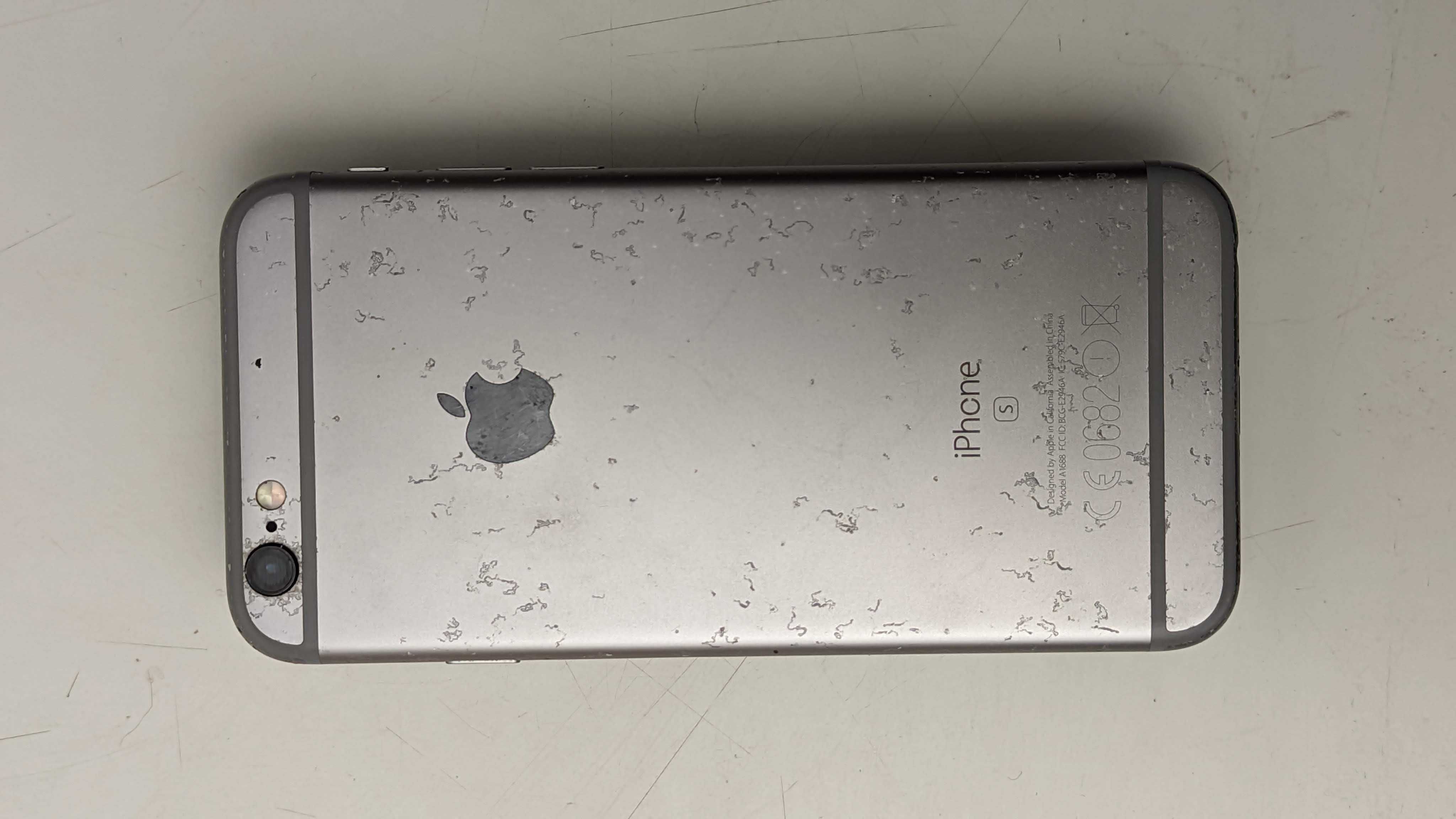 iPhone 6S com ecrã estragado (para arranjar ou para peças)
