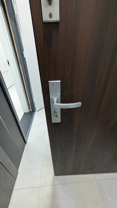 Drzwi Wejściowe do mieszkań C30 L80 otwierane na zew. jesion kawowy