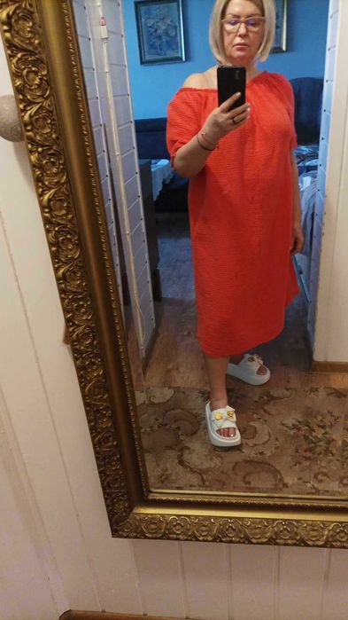 Sukienka damska muślinowa w kolorze koralowym.