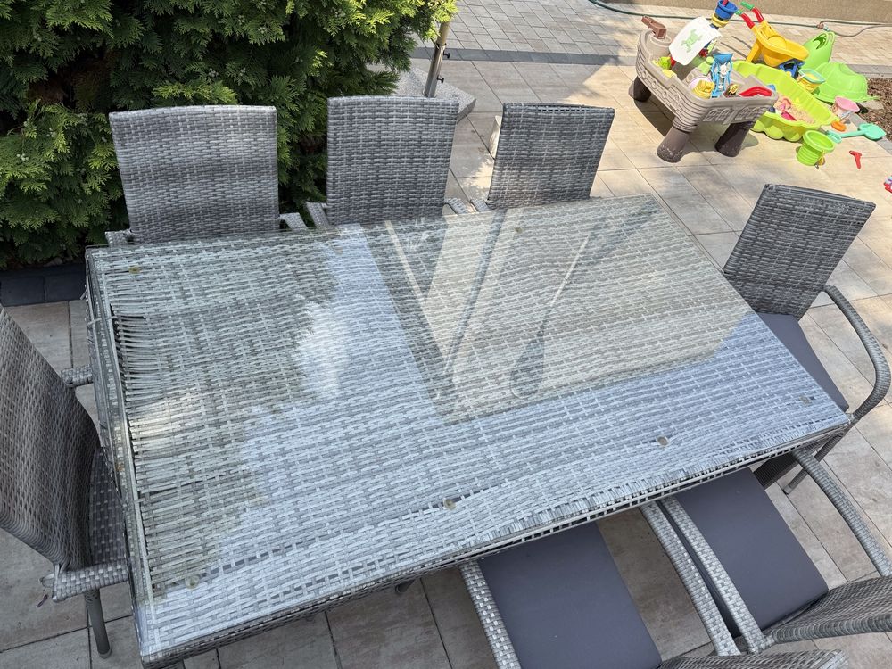 Stół z technorattanu + 8 krzeseł z poduszkami USZKODZONY