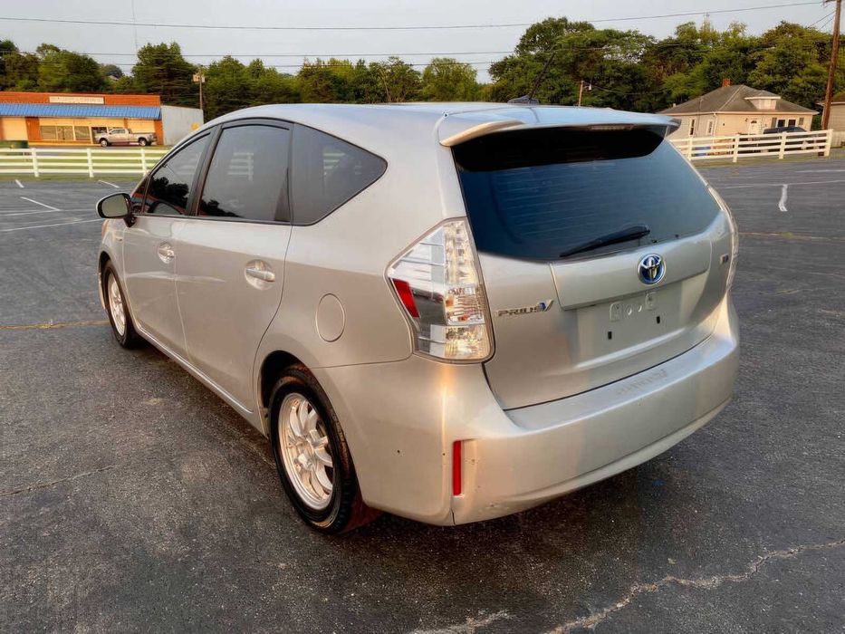 Toyota Prius v Five      2014