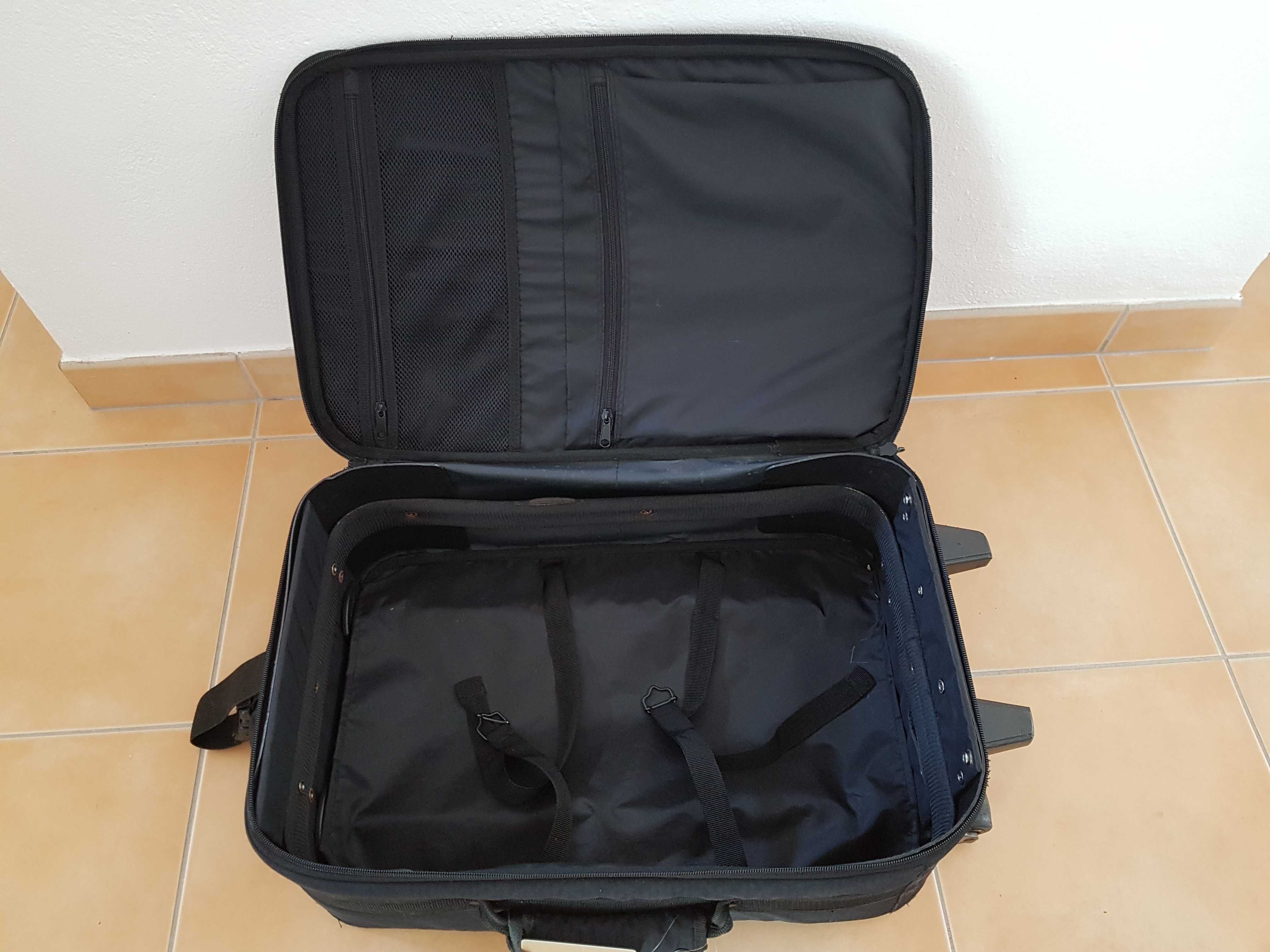 Black suitcase / good condition									
Valisa preto /  boa condição