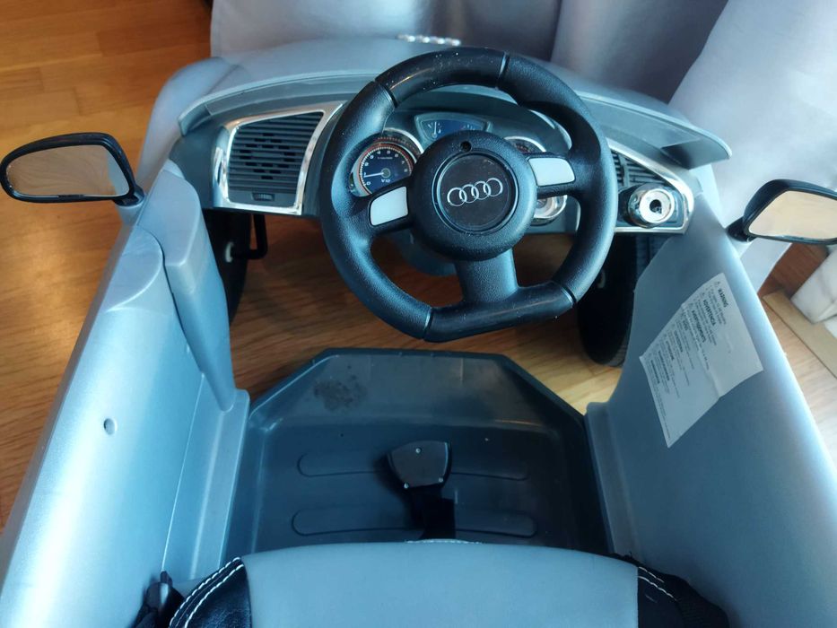VENDE - Audi R8 criança com tapa-sol