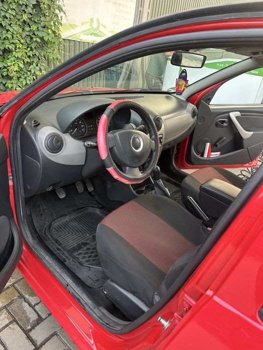 Продам автомобіль Дачія Сандеро