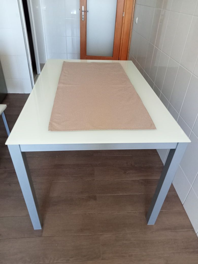 Mesa em vidro branco temperado com quatro cadeiras