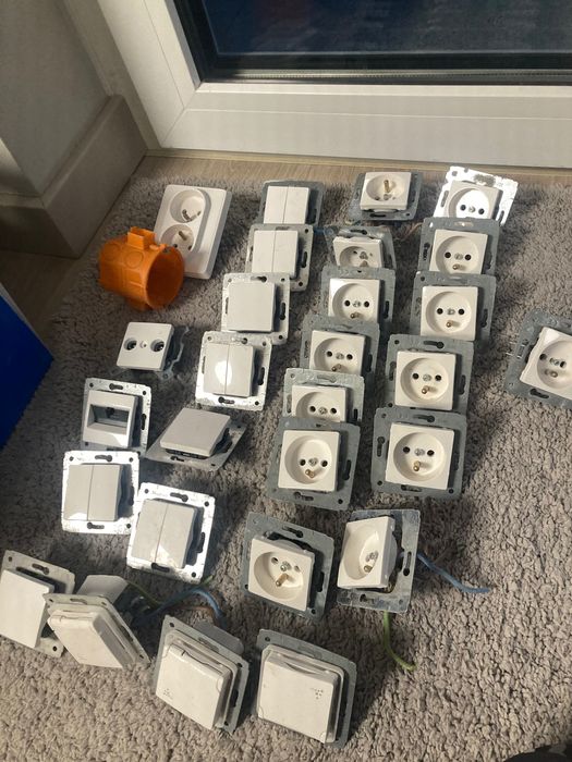 Kontakty i włączniki po demontażu