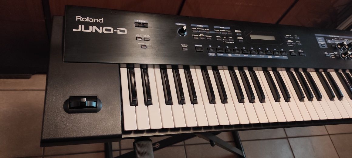 Sentyzator Roland Juno D