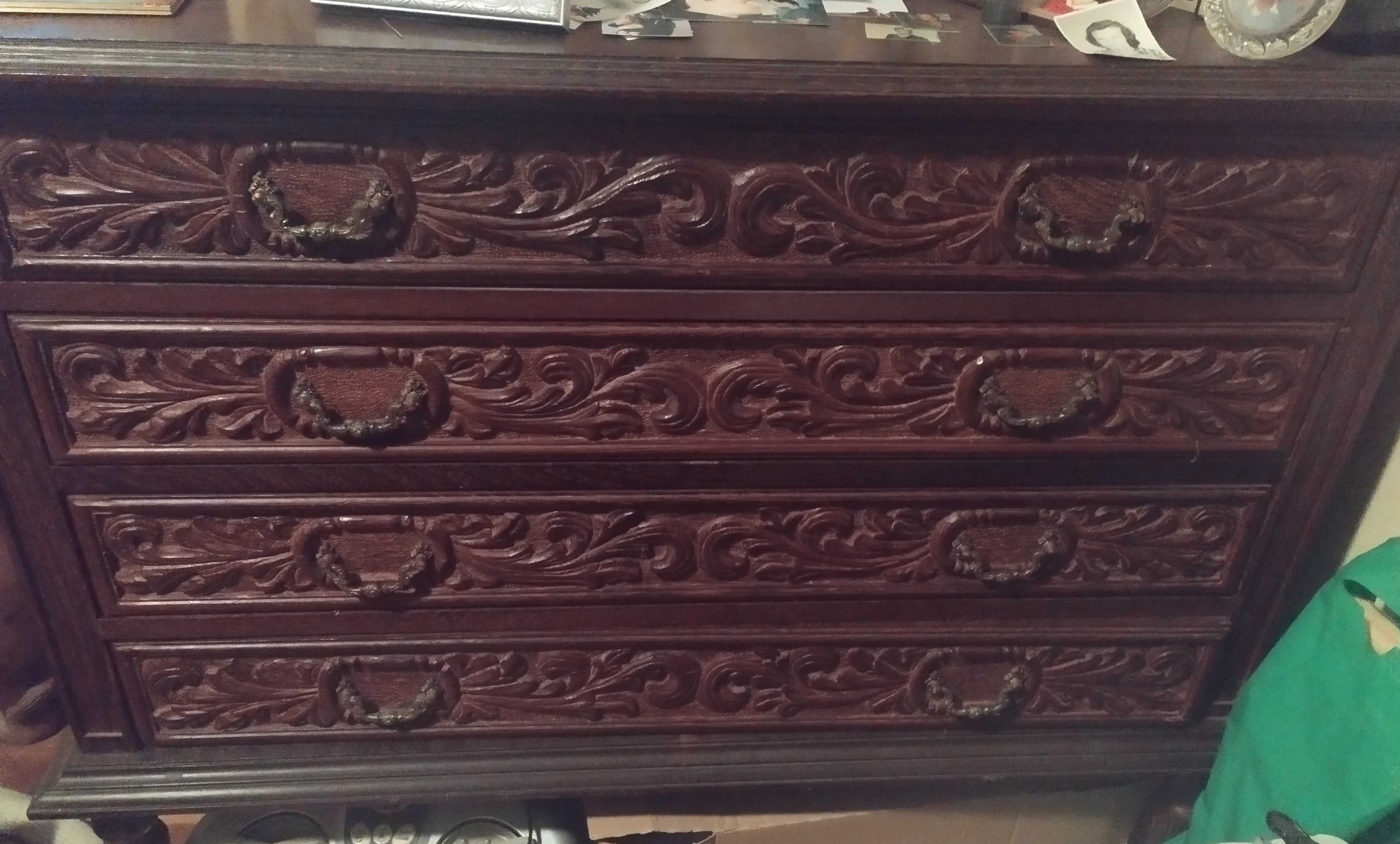 Mobília de quarto (cama, armário, cómoda e espelho)
