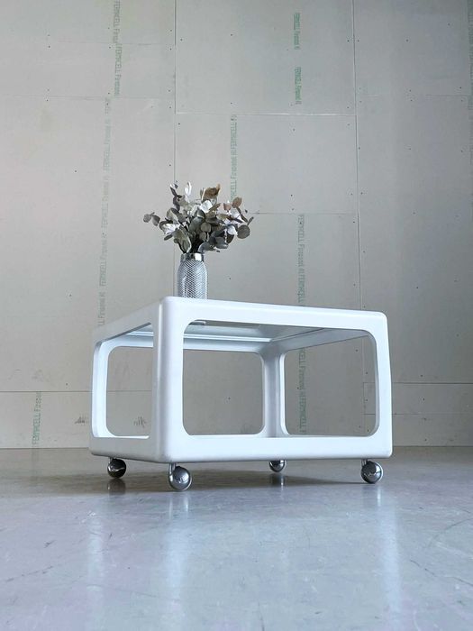 Mobilny stolik kawowy firmy Horn, desing Peter Ghyczy