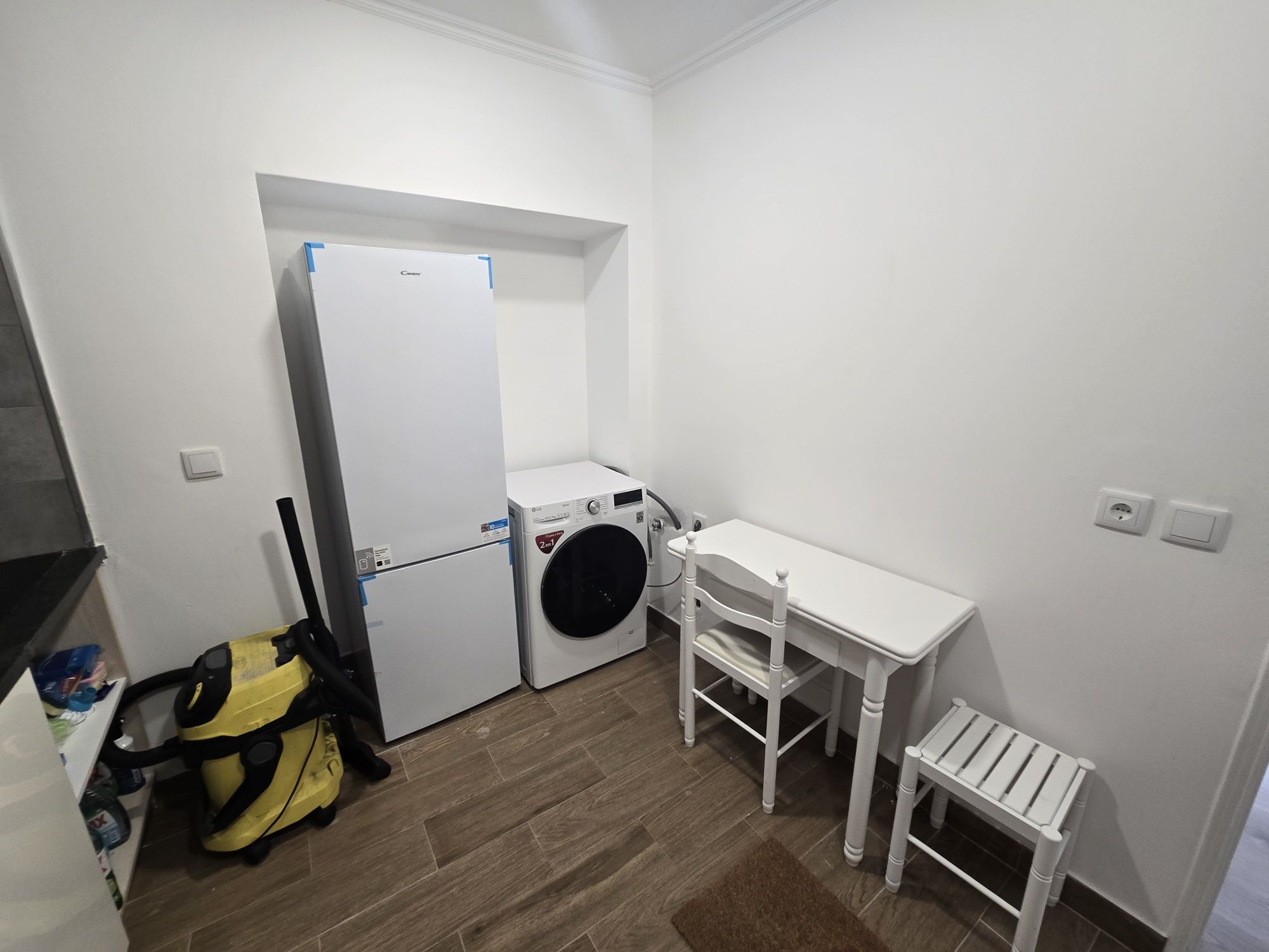 Alugo quarto em casa partilhada apenas para senhoras.