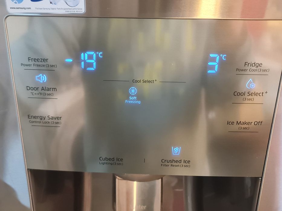 Холодильник Samsung з дистрибутором води та льоду