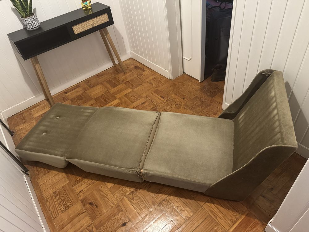 Sofa cama em veludo.
