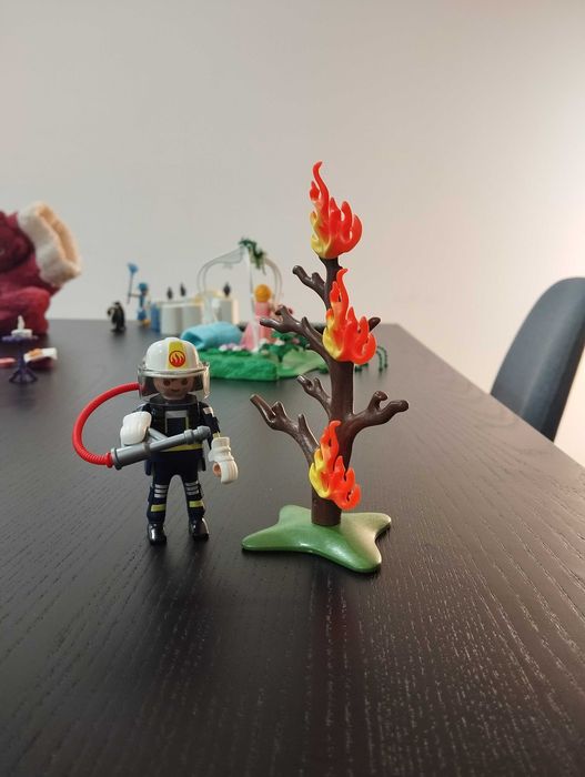 Playmobil Special Plus - Bombeiro com Árvore em Chamas