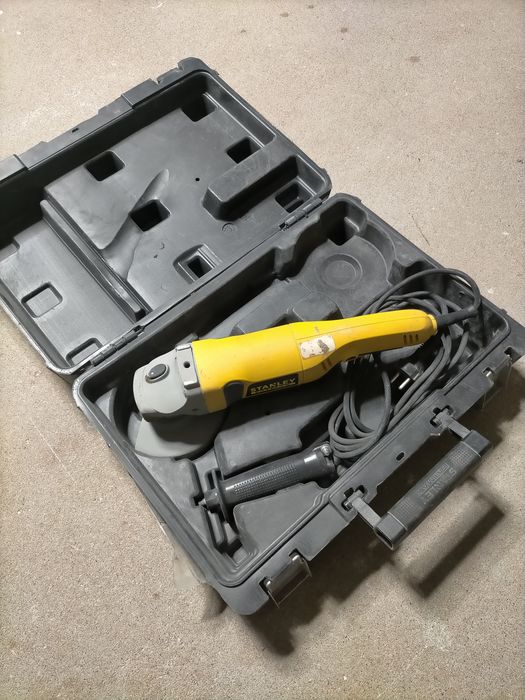 Szlifierka kątowa Stanley z walizką.