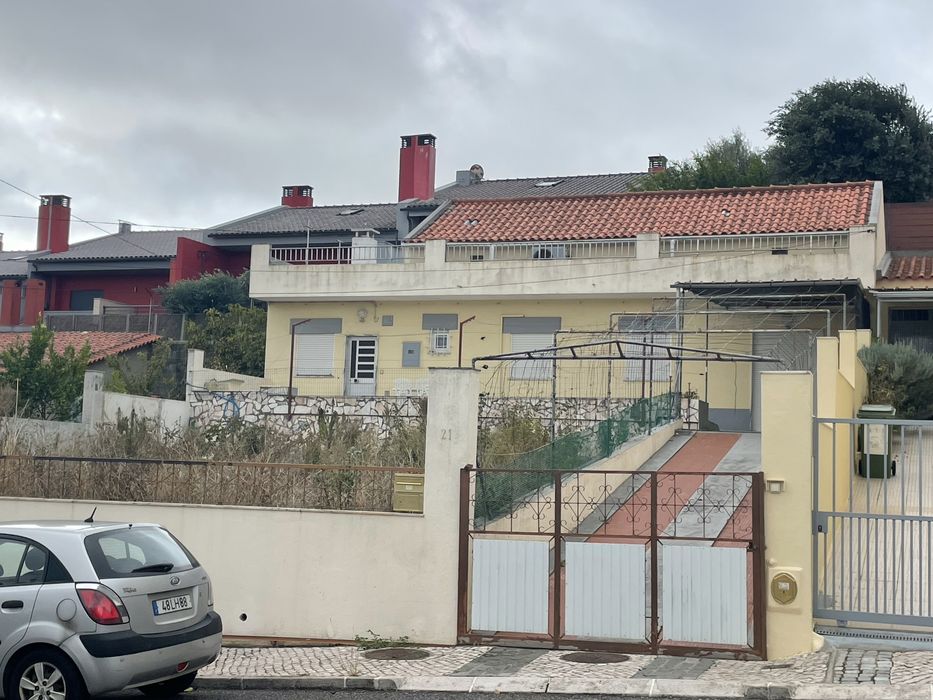 MORADIA T2 bem localizada e vista desafogada