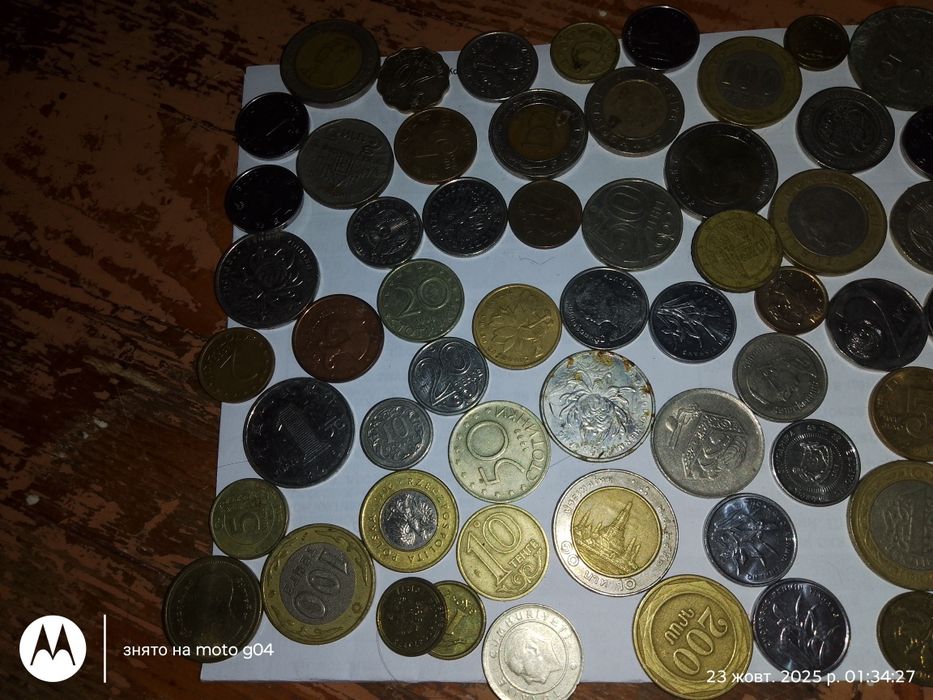 Множество разных коллекционных монет