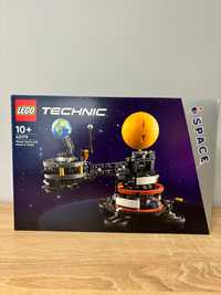 LEGO Technic - Planet Earth and Moon in Orbit (42179)