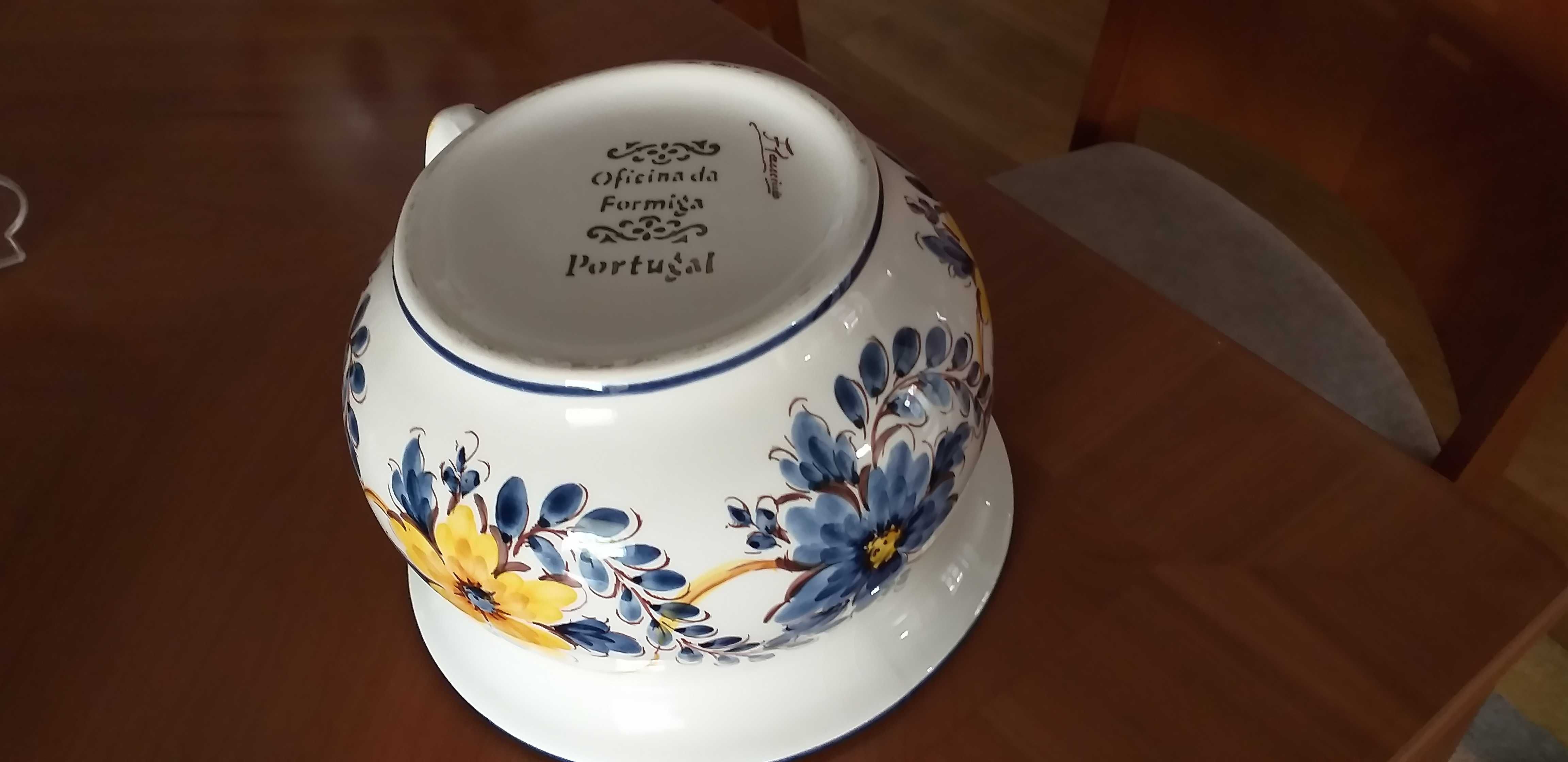 Loiça decorativa . Porcelana Formiga