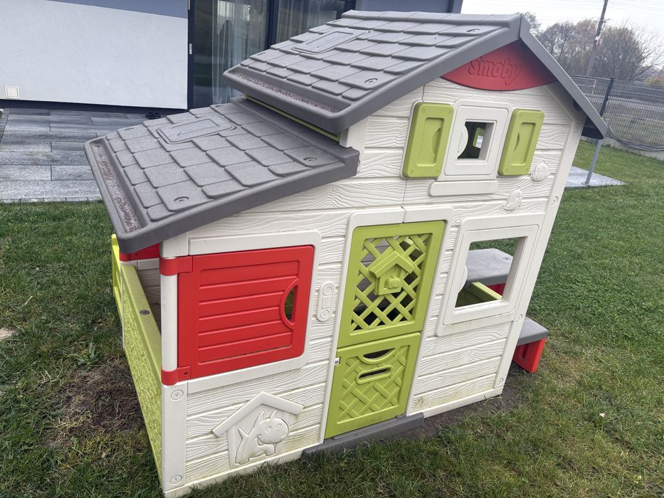 Smoby domek dla dziecka ogrodowy z ogródkiem, stoliczkiem i dzwonkiem.