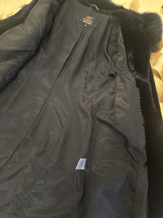 Шуба натуральна ,стрижена овчина чорного кольору.