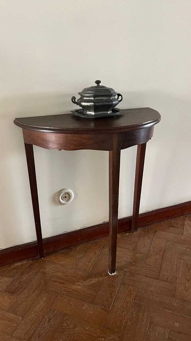 Mesa castanha meia lua