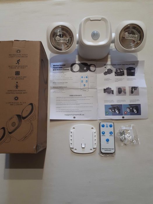 Вуличні прожектори TOOWEL на батарейках з пультом керування