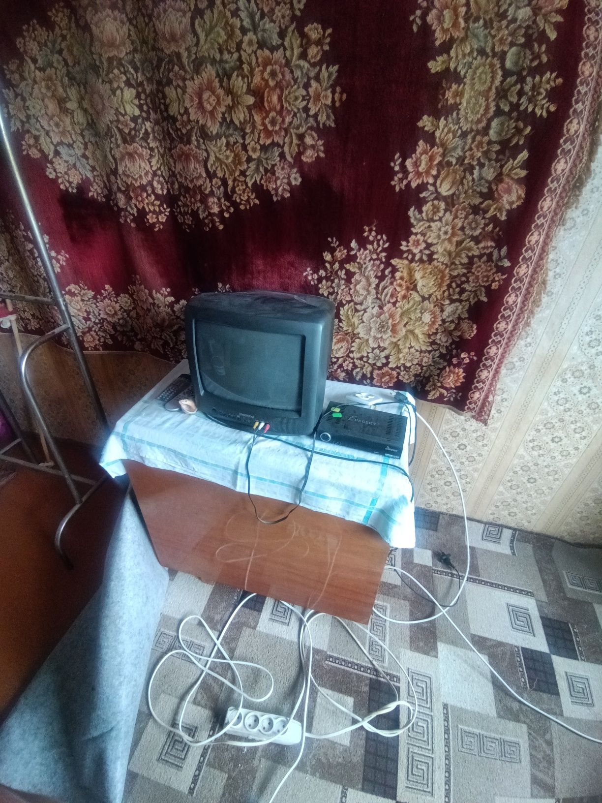 Телевізор на пульту