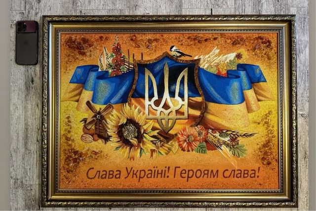 Символіка картини з бурштину тризуб Україна
