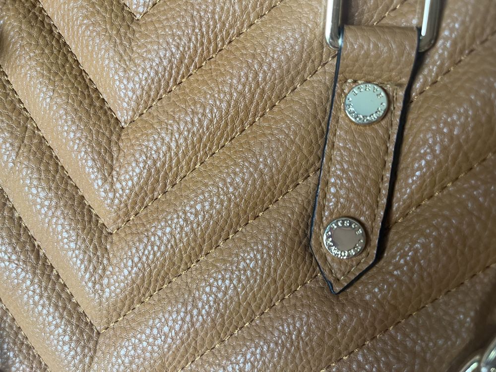 Torebka kamel brązowa złoty łańcuch steve madden