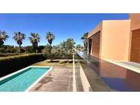 Moradia contemporânea T4 com piscina exclusiva e perto do mar.