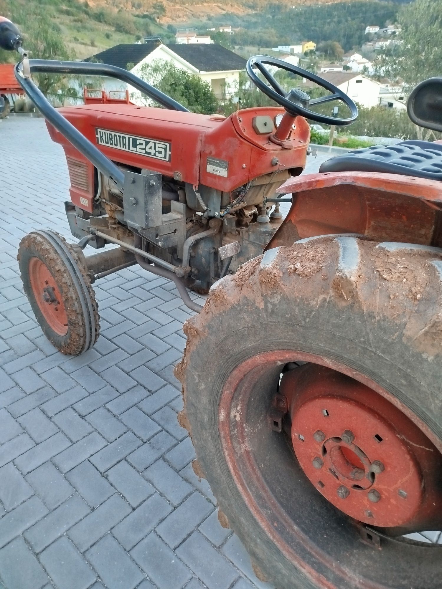 Kubota L 245 só o trator